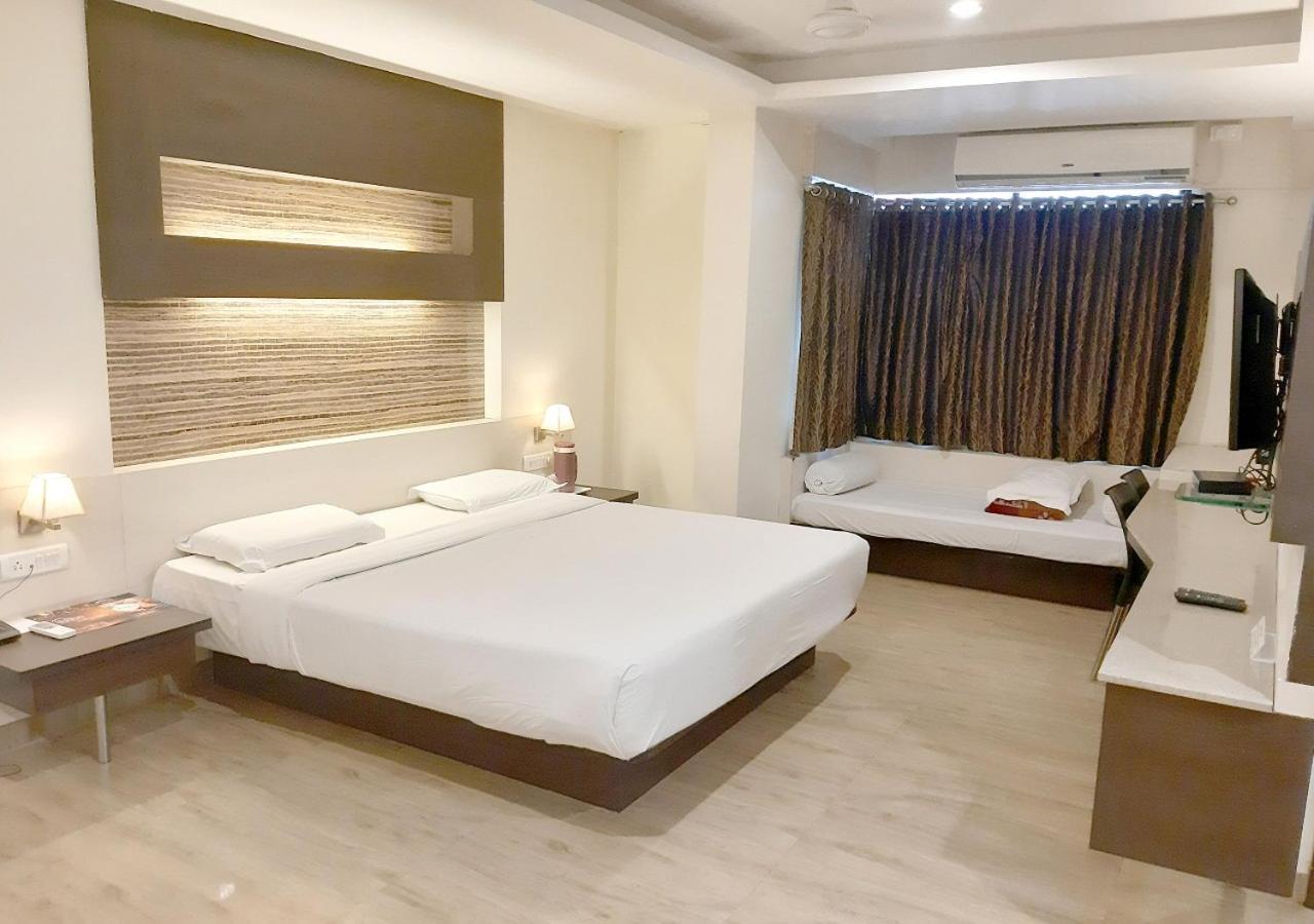 Hotel Adarsha Palace Белгаум Экстерьер фото